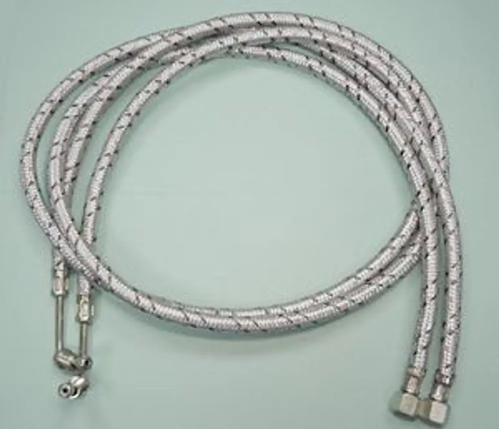 Ölschläuche mit flexibler Ummantelung, geeignet für Anwendungen der Marke Remeha, verbunden durch metallene Anschlüsse.
